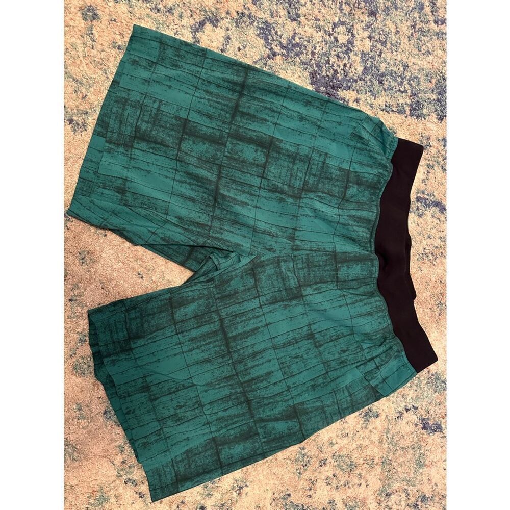 Lululemon Linerless Active Shorts Men's Sz XL 10.5”Green/Black